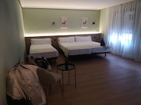 Amplia habitación, camas cómodas