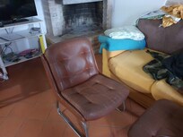 Andere Sessel als auf den Aufnahmen von der Wohnung