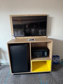 Microwave works well, same with fridge, TV works too, had some decent channels, and helpful local things to do, during your stay.