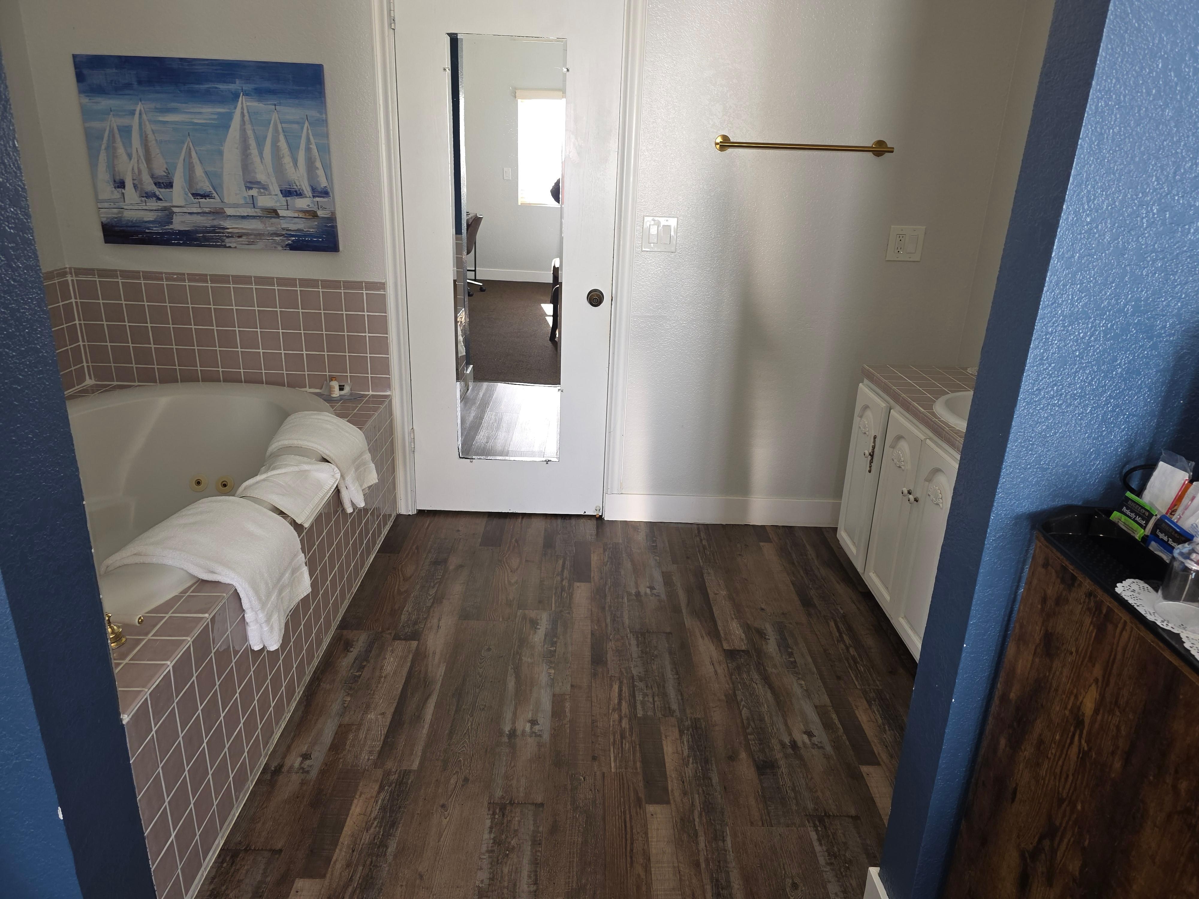 Jacuzzi tub (amazing bath bombs sold in lobby)