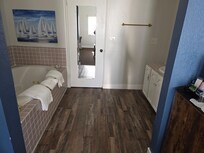 Jacuzzi tub (amazing bath bombs sold in lobby)