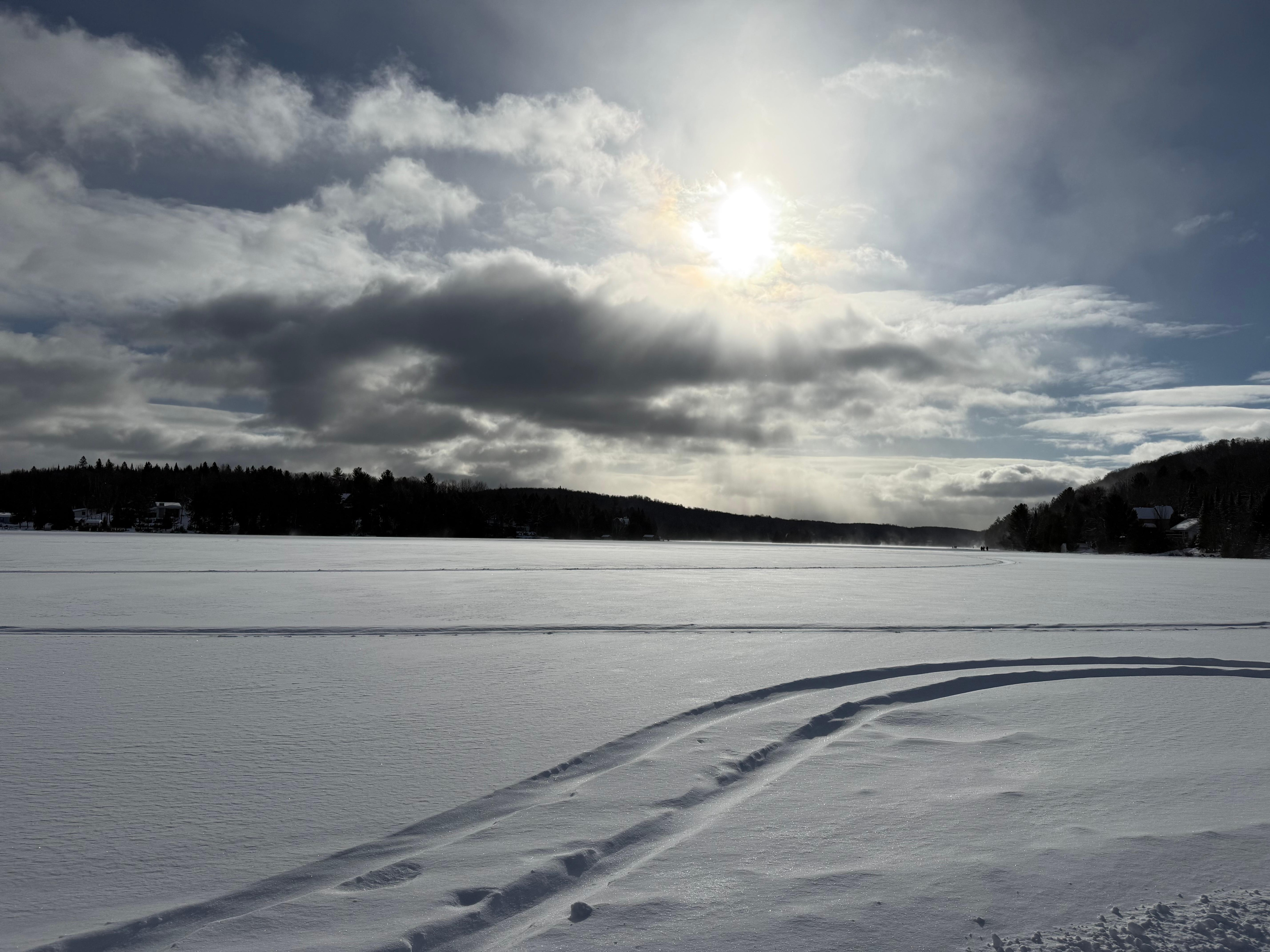 Vue du lac au bout du jardin.
