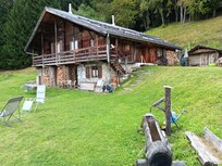 Le chalet avec la fontaine qui vient d'une source, comme l'eau de la maison.