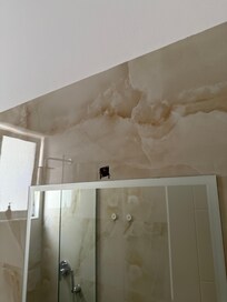 Trou dans le mur sûrement ancienne lumière
