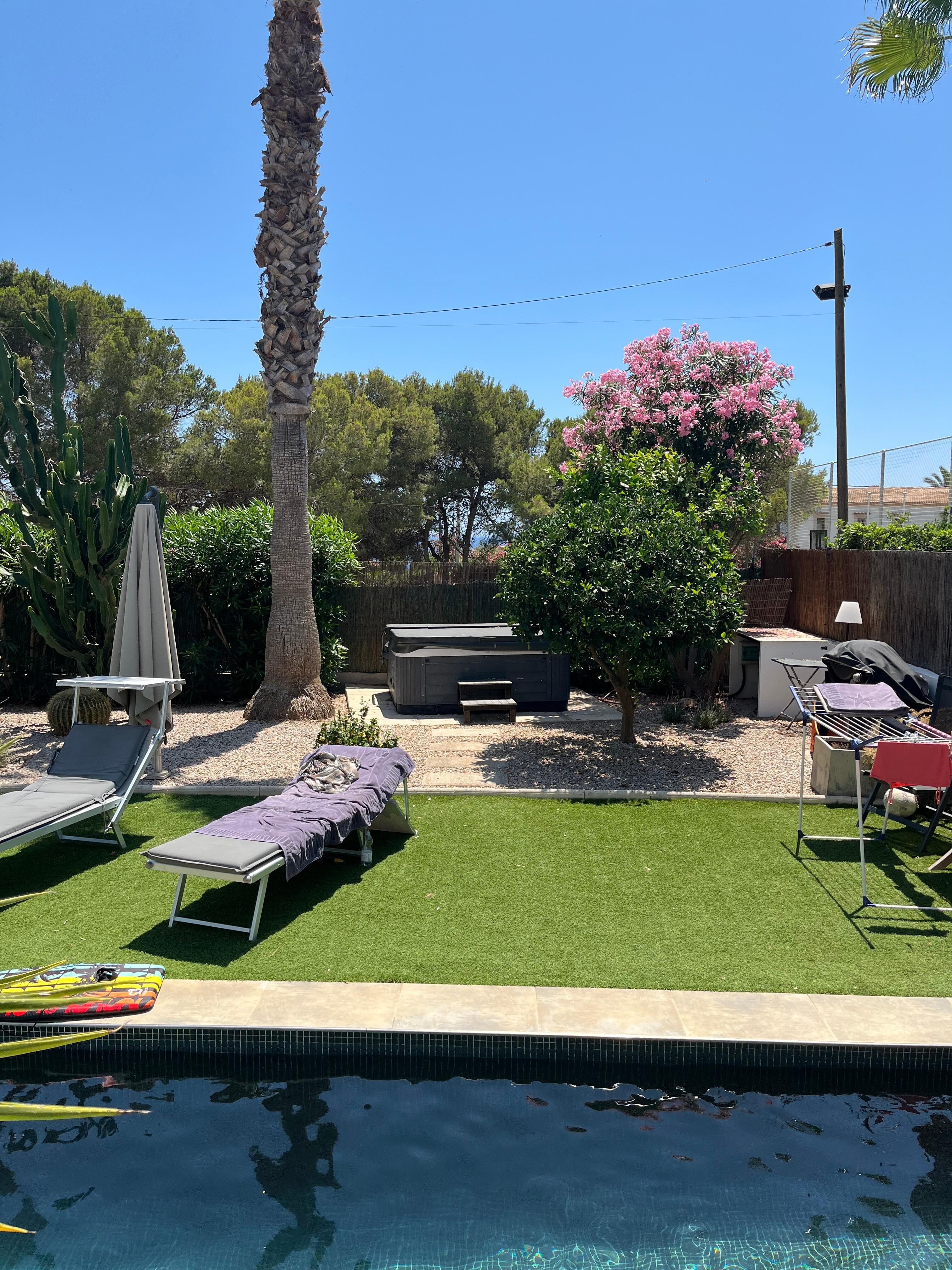 Villa pool & garden