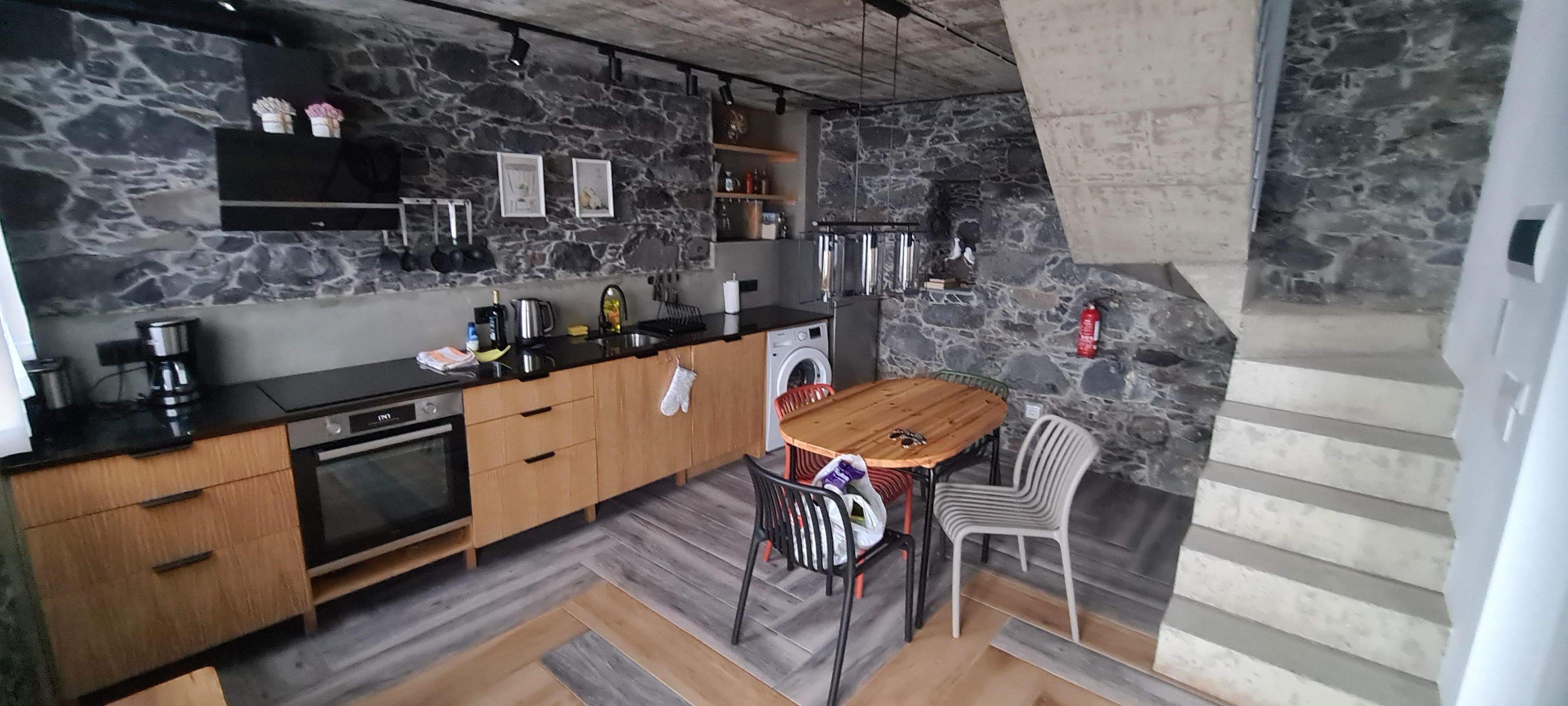 große Küche, alles da. Kaffeemaschine !!