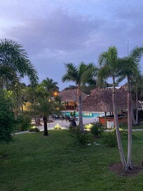 Vista piscina dal balcone della camera