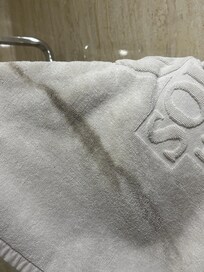 Serviette avec des traces noir