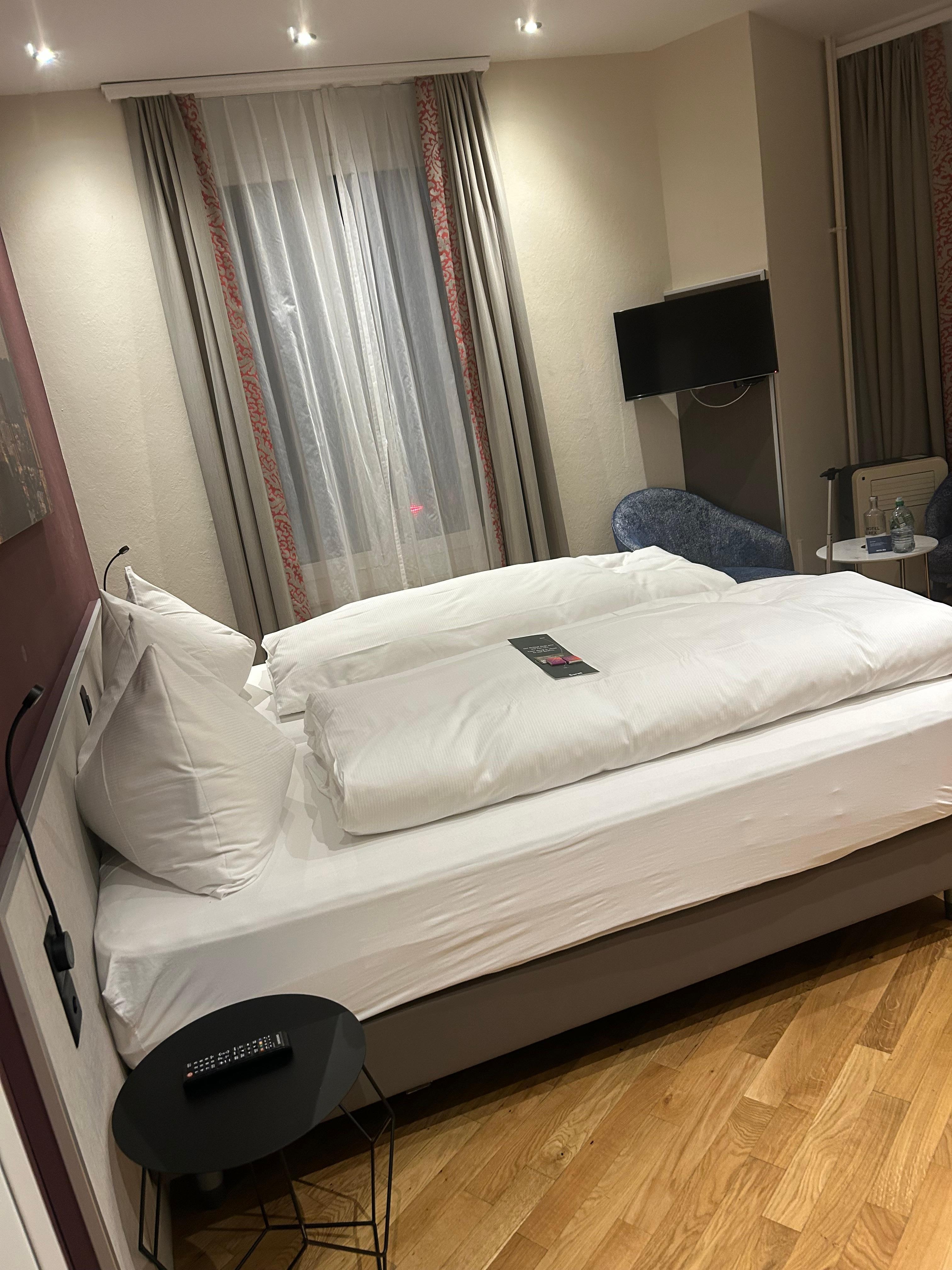 Lovely room with on suite, coffee machine, mini bar (you have to pay) and a safe 