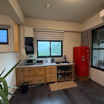 キッチンや大きな冷蔵庫も完備されており長期滞在にも向いている。