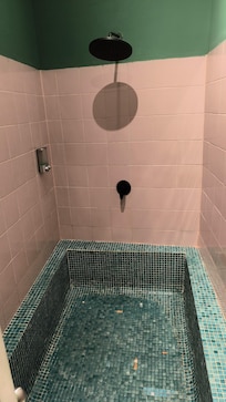 Baño con ducha caliente