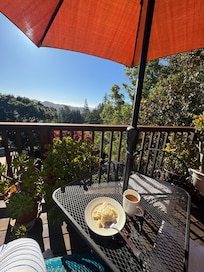 Breakfast on the patio, the scent of magnolias was the icing on the cake😁