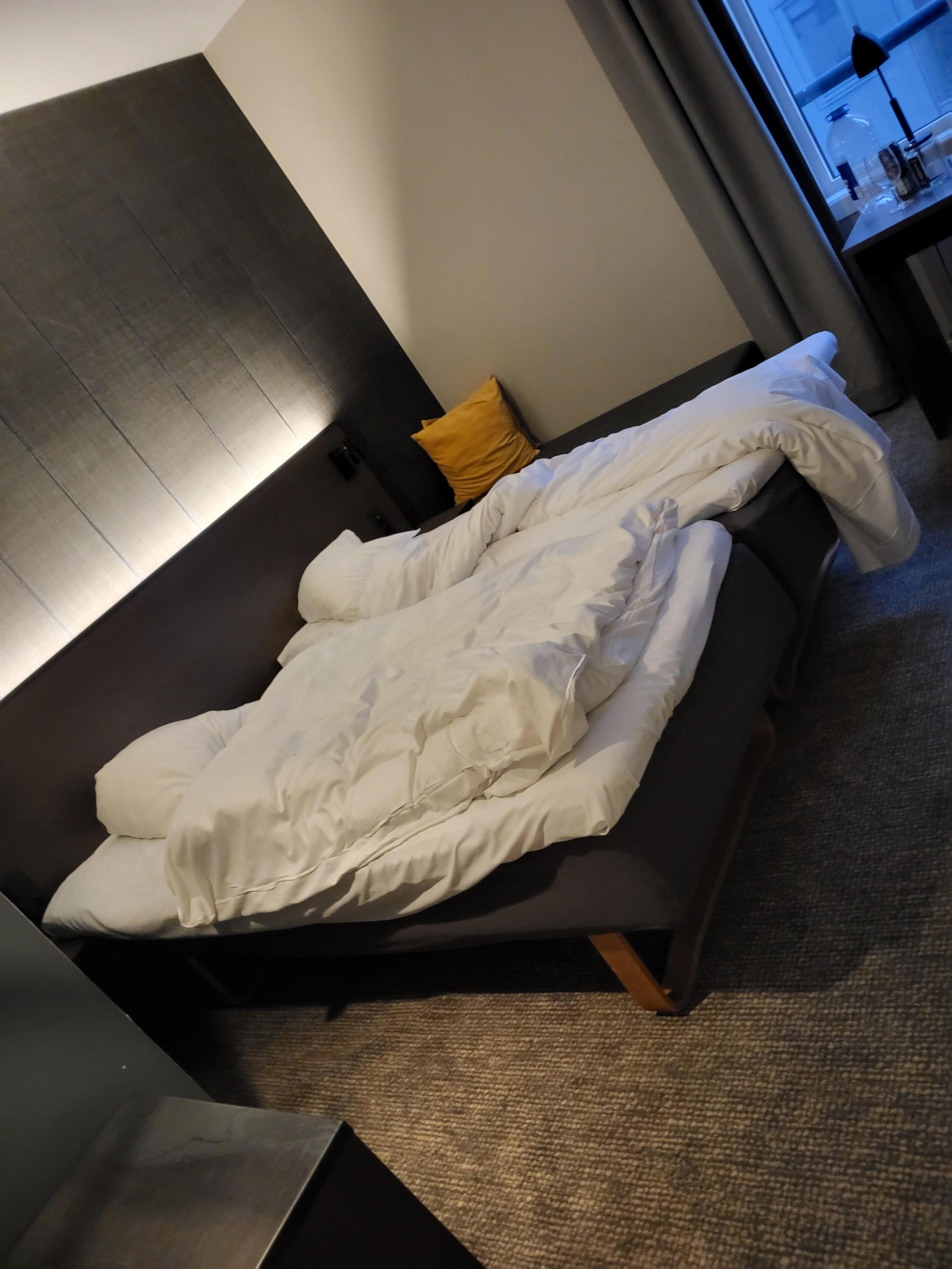 침대도 사용한흔적  물 맥주도..