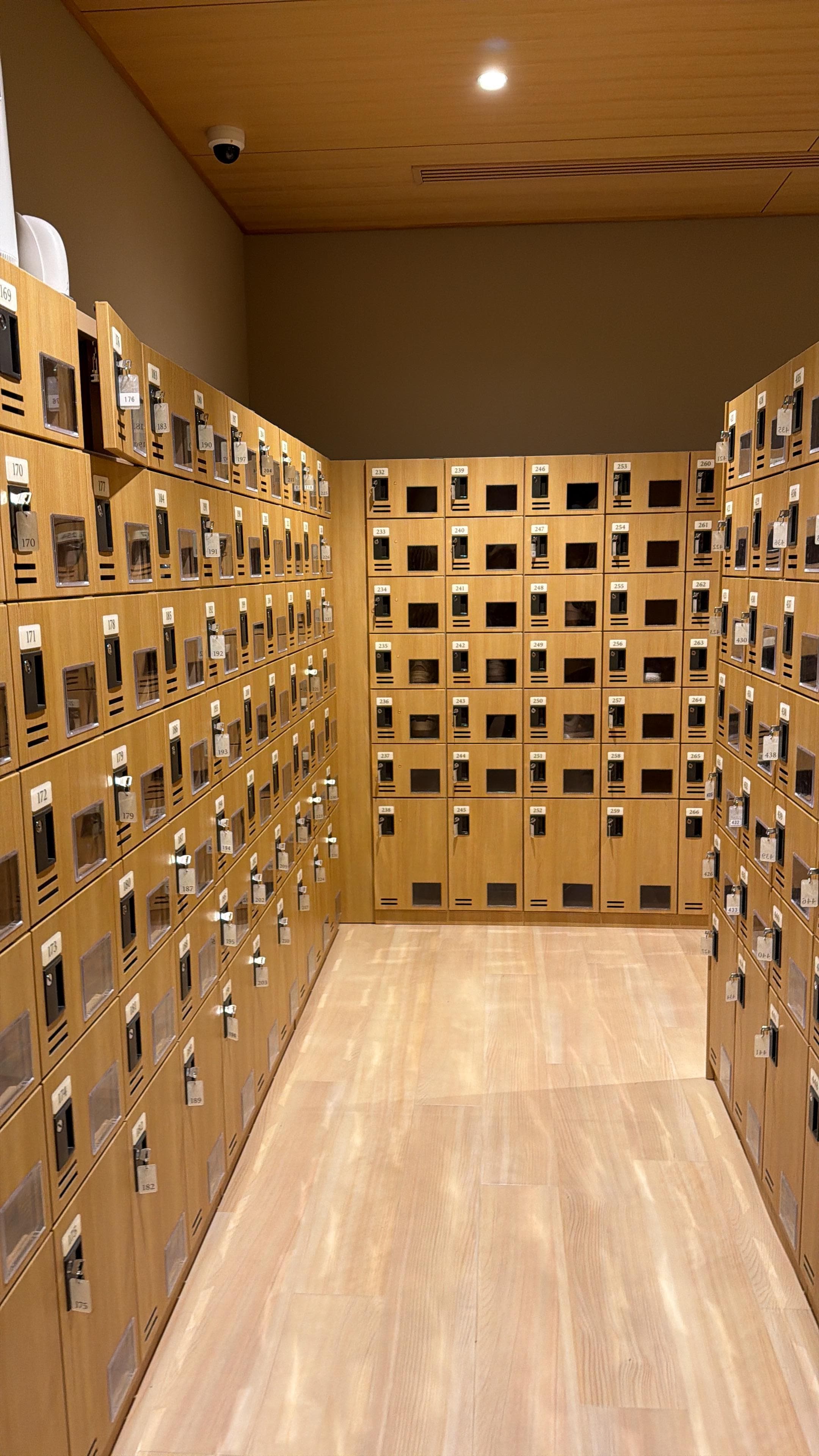 入住酒店要將鞋放進櫃內才入酒店範圍