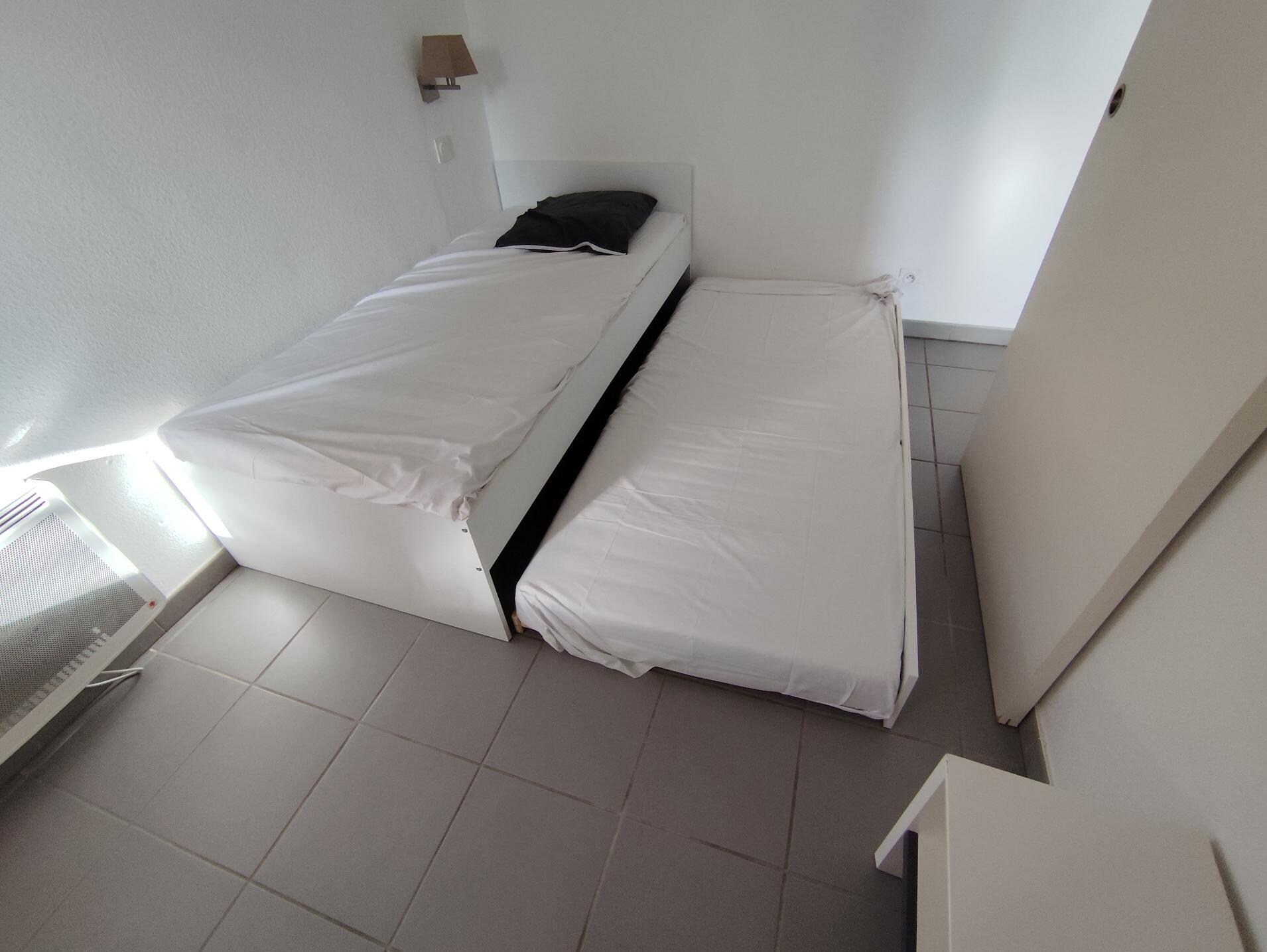 Ce qu'INTERHOME appelle "chambre" lits gigogne à des niveaux différents, 20 cm pour passer une fois les lits ouverts! 