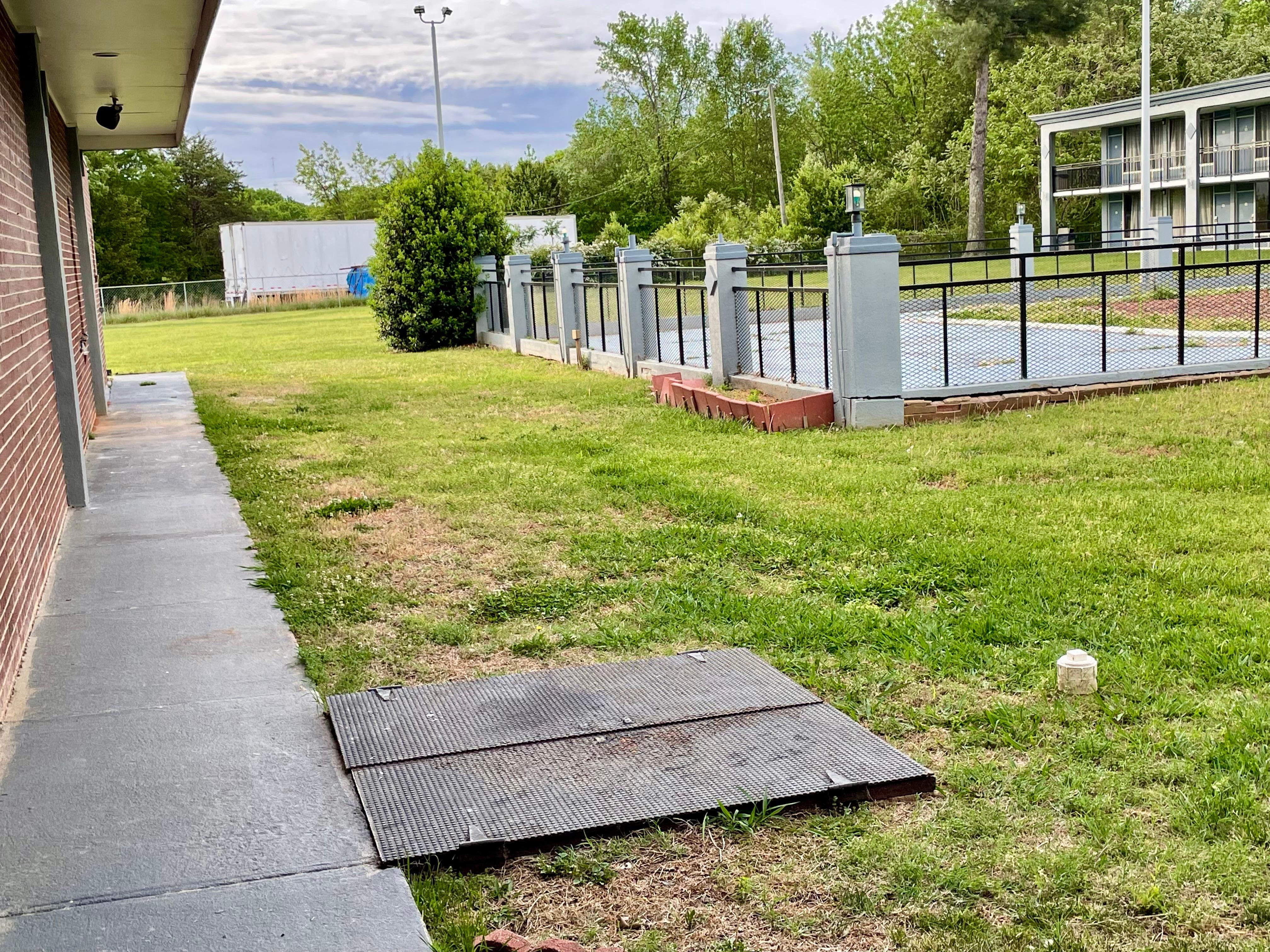 Very unkempt run down property 