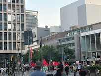 5月1日、ホテルの前でメーデーの行進がありました