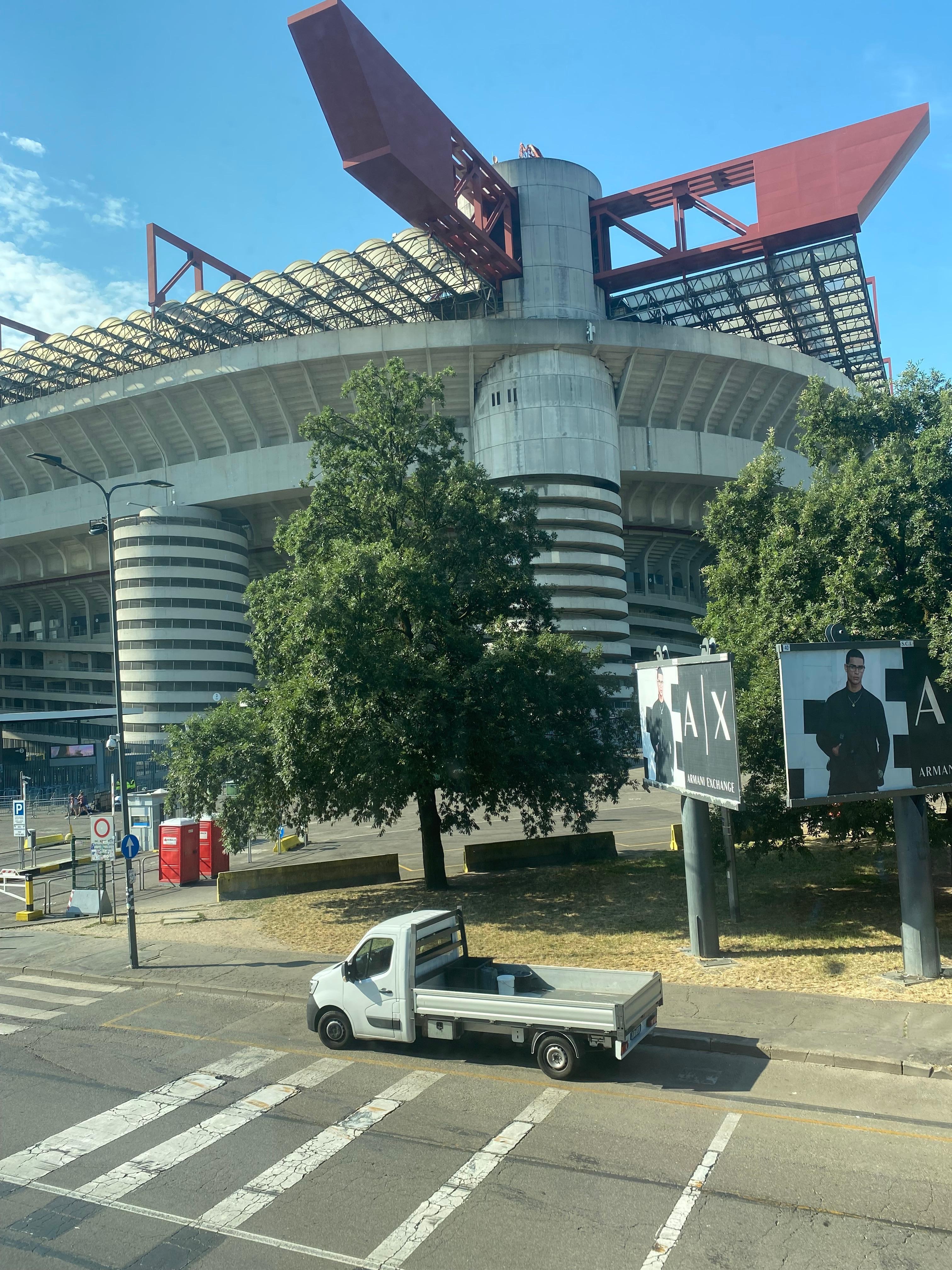 Distance of hotel to stadium 