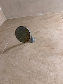 El agua oxidada y con goteras.