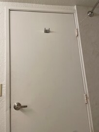 看看门框上的瘢痕