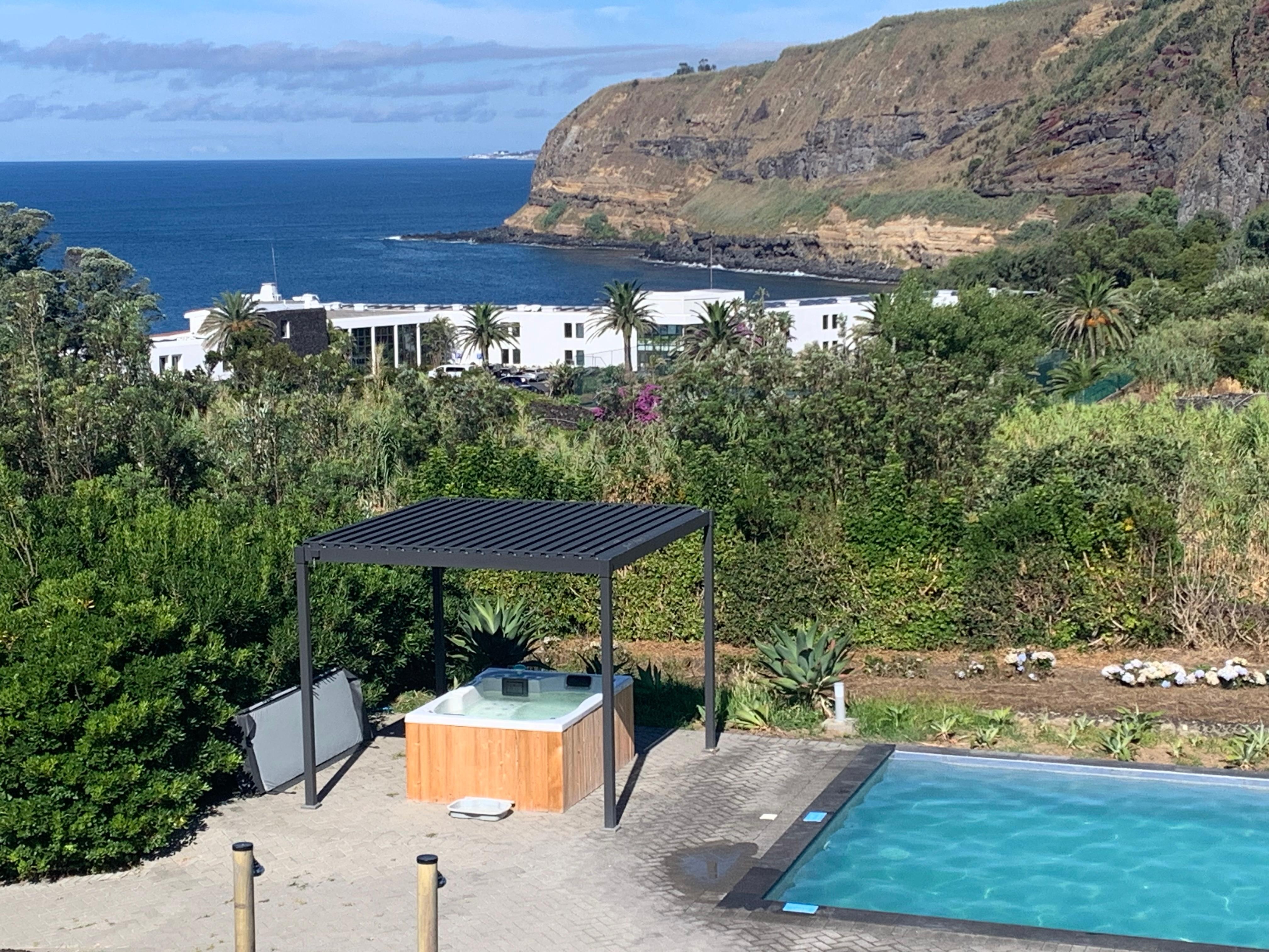 Blick vom Balkon. Whirlpool überdacht. Liegen aber ohne Sonnenschirme.