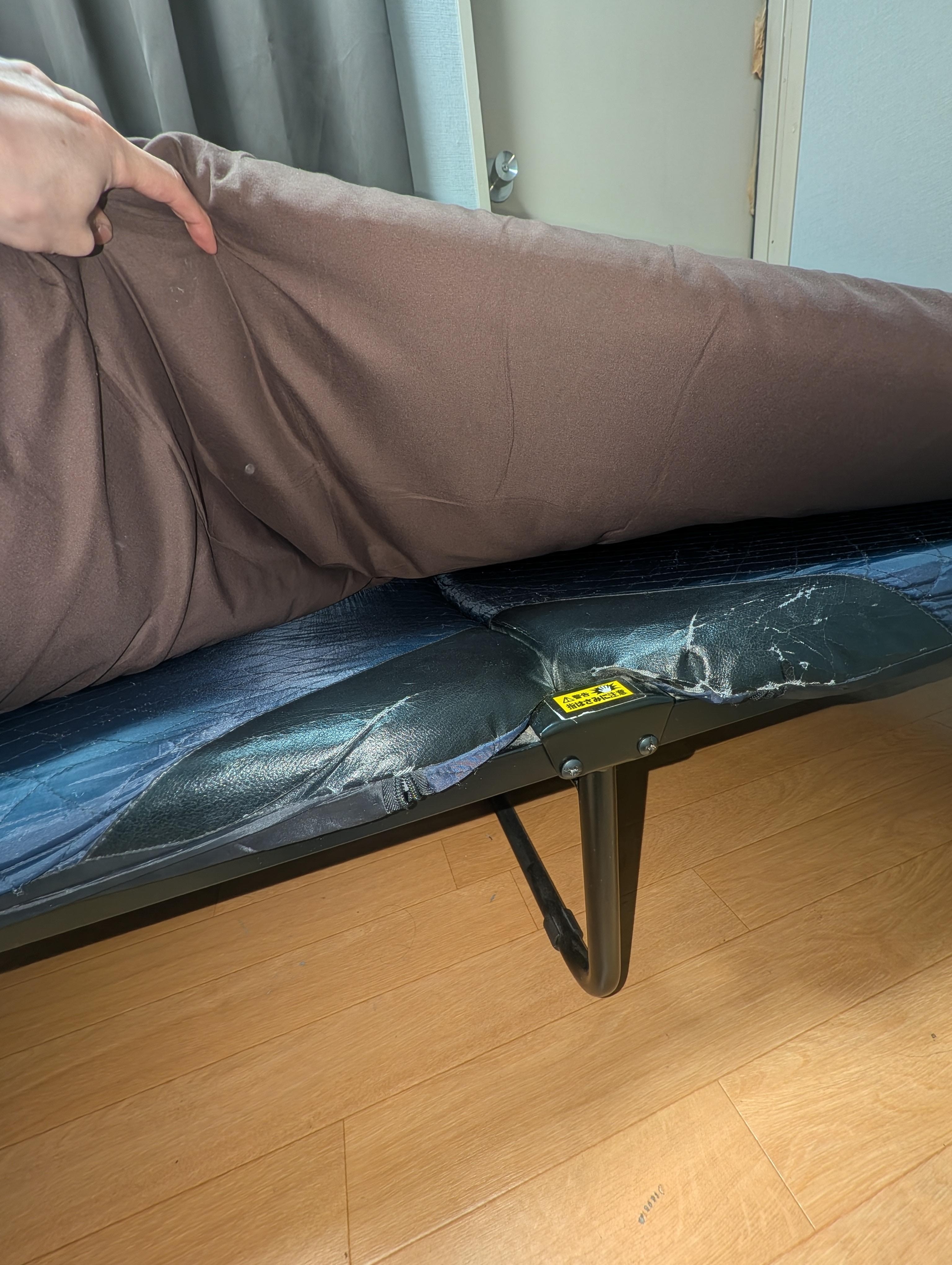 流石に硬すぎる。折りたたみの継ぎ目が盛り上がってて痛い。
敷きマットも薄すぎる。
寝せる気ありますか？