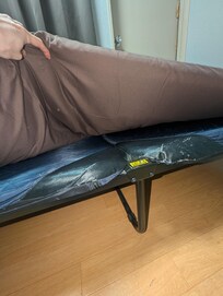 流石に硬すぎる。折りたたみの継ぎ目が盛り上がってて痛い。
敷きマットも薄すぎる。
寝せる気ありますか?