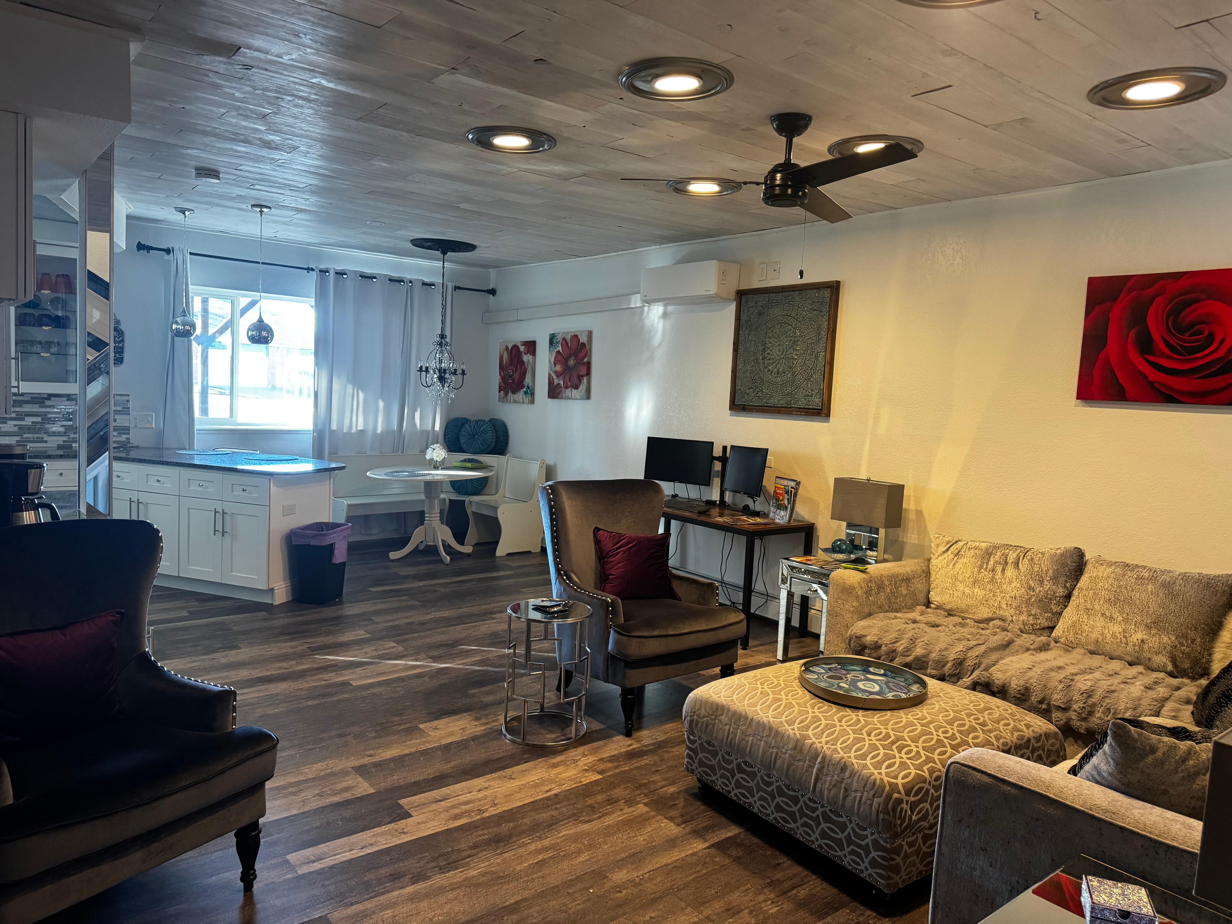 The description was just as we expected. Pictures were exactly what we found when we got to the home. This is a great place to stay.