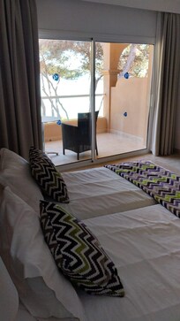 Bett und Sicht auf Balkon