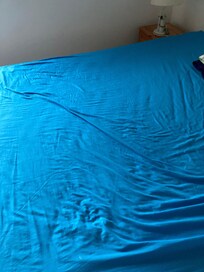 Housse de drap non retirée de l’ancien locataire présentée telle qu’elle