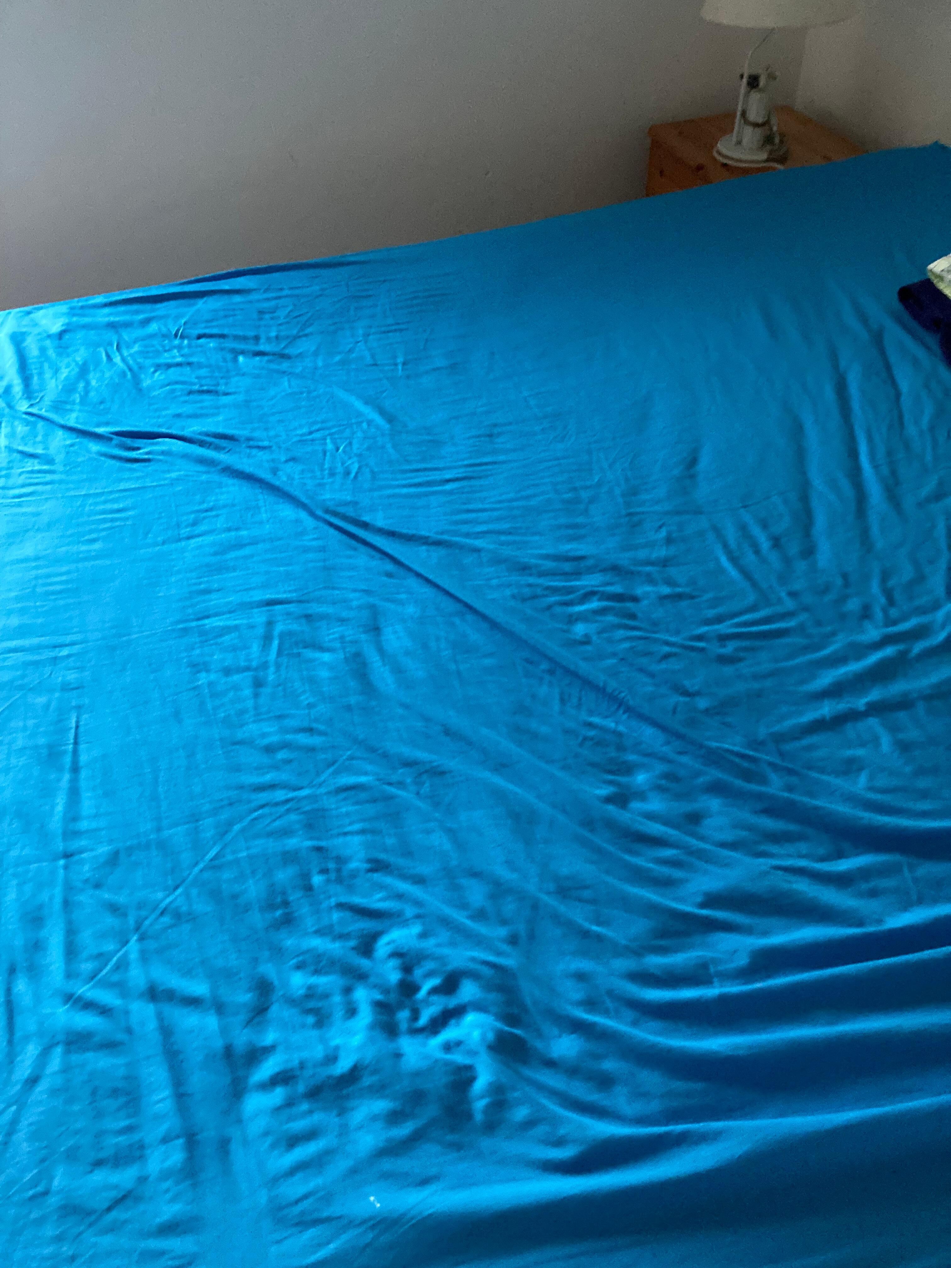Housse de drap non retirée de l’ancien locataire présentée telle qu’elle 

