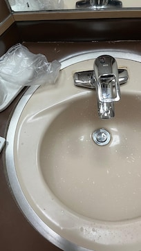 洗面ボウルがズレてるし汚れてるし、さびが出てくるし、近寄りたくない