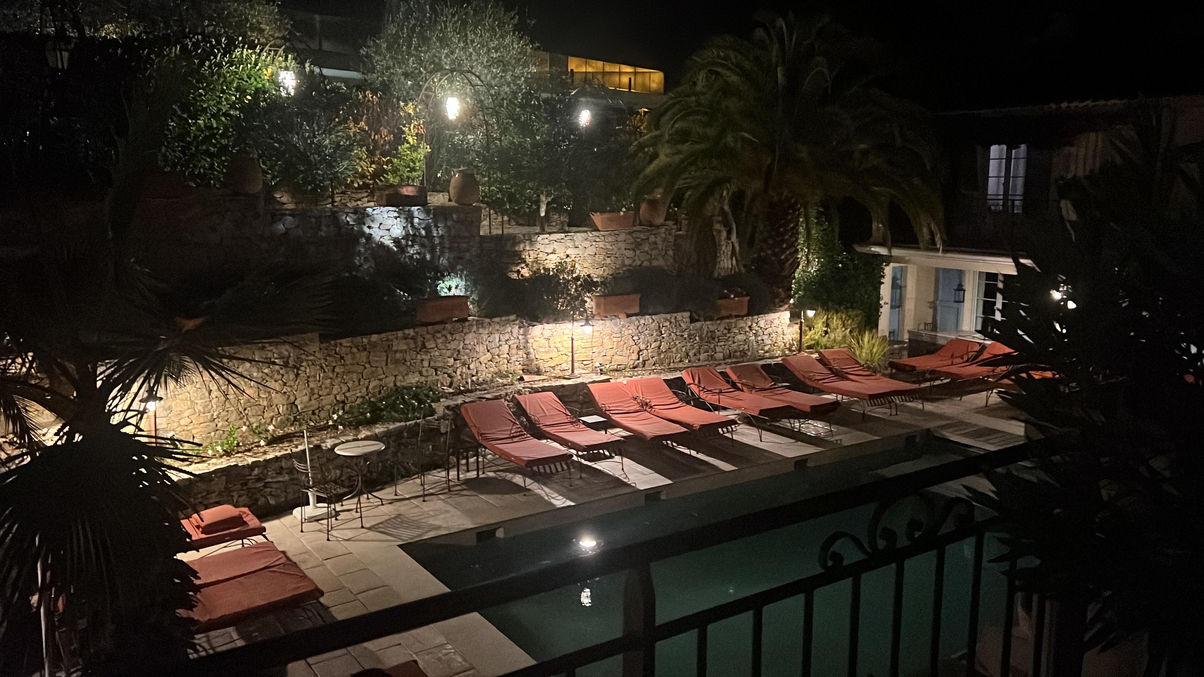 Het zwembad vanaf je privé balkon bij nacht