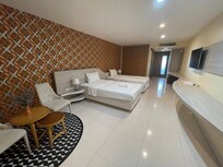 Chambre avec coin salon et bureau. 2 lits de 120. Top