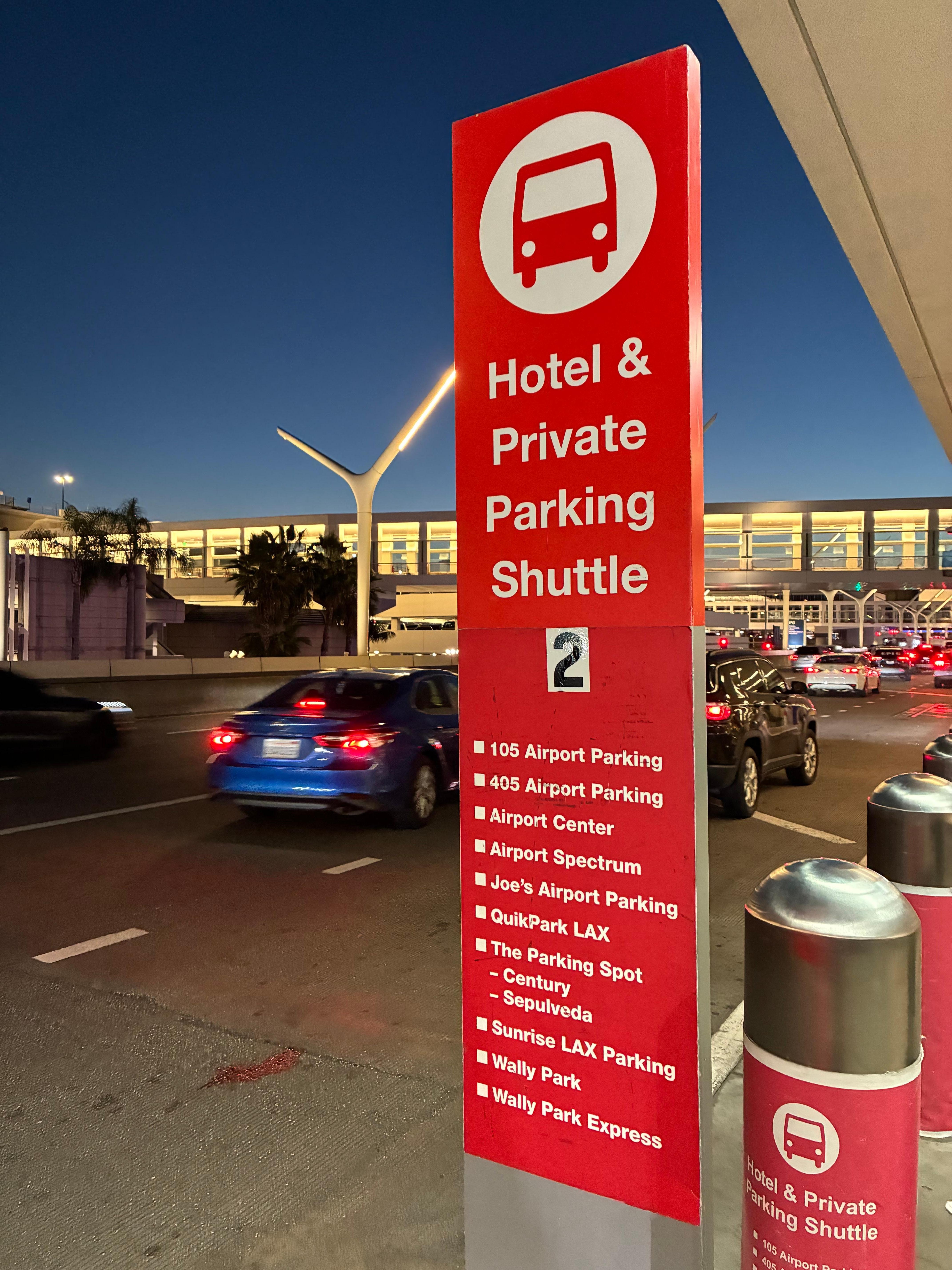 到着ロビー2階にあるシャトルバス乗り場になります。