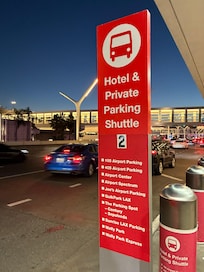 到着ロビー2階にあるシャトルバス乗り場になります。