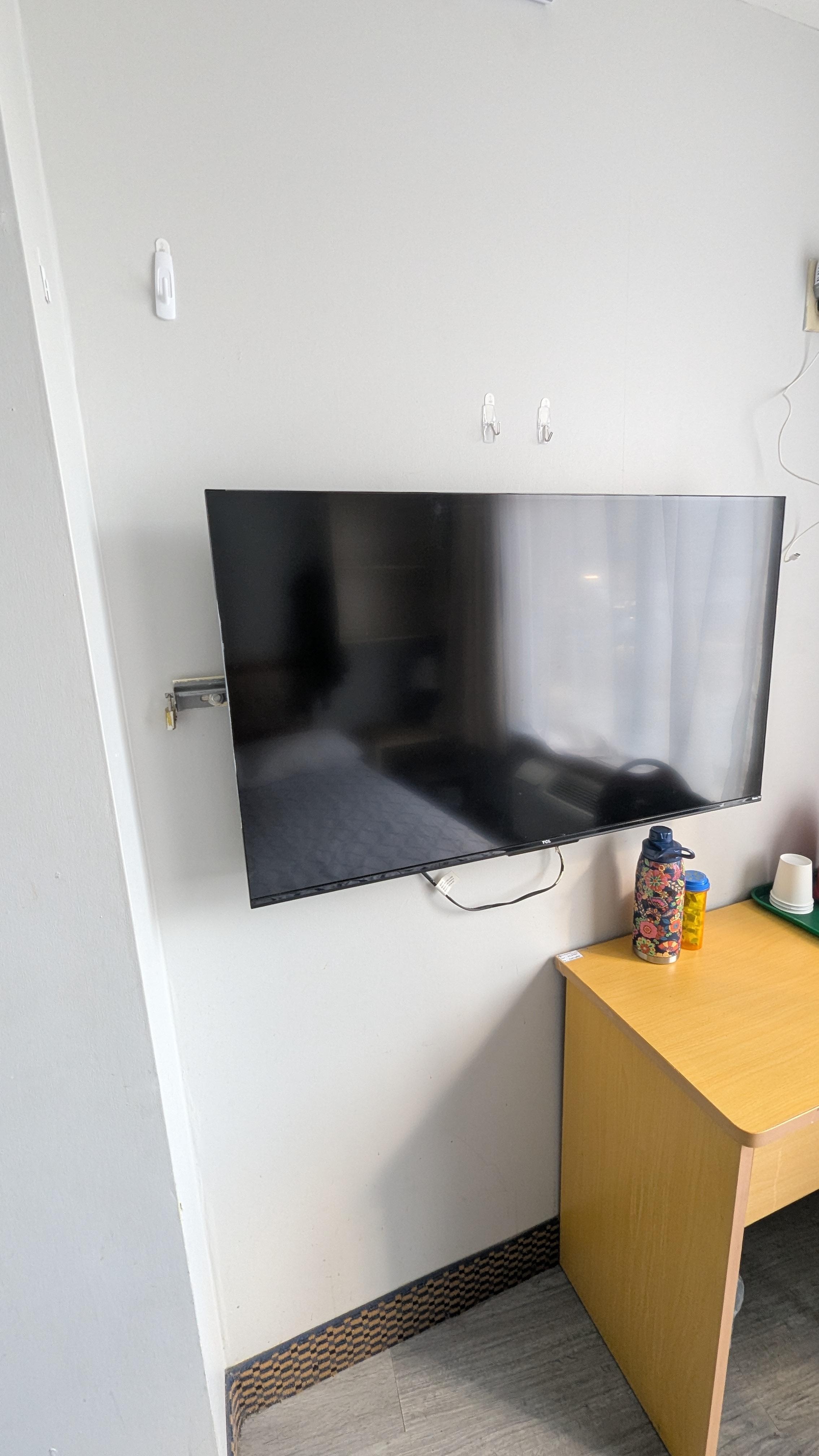 poorly mounted TV (was missing remote)