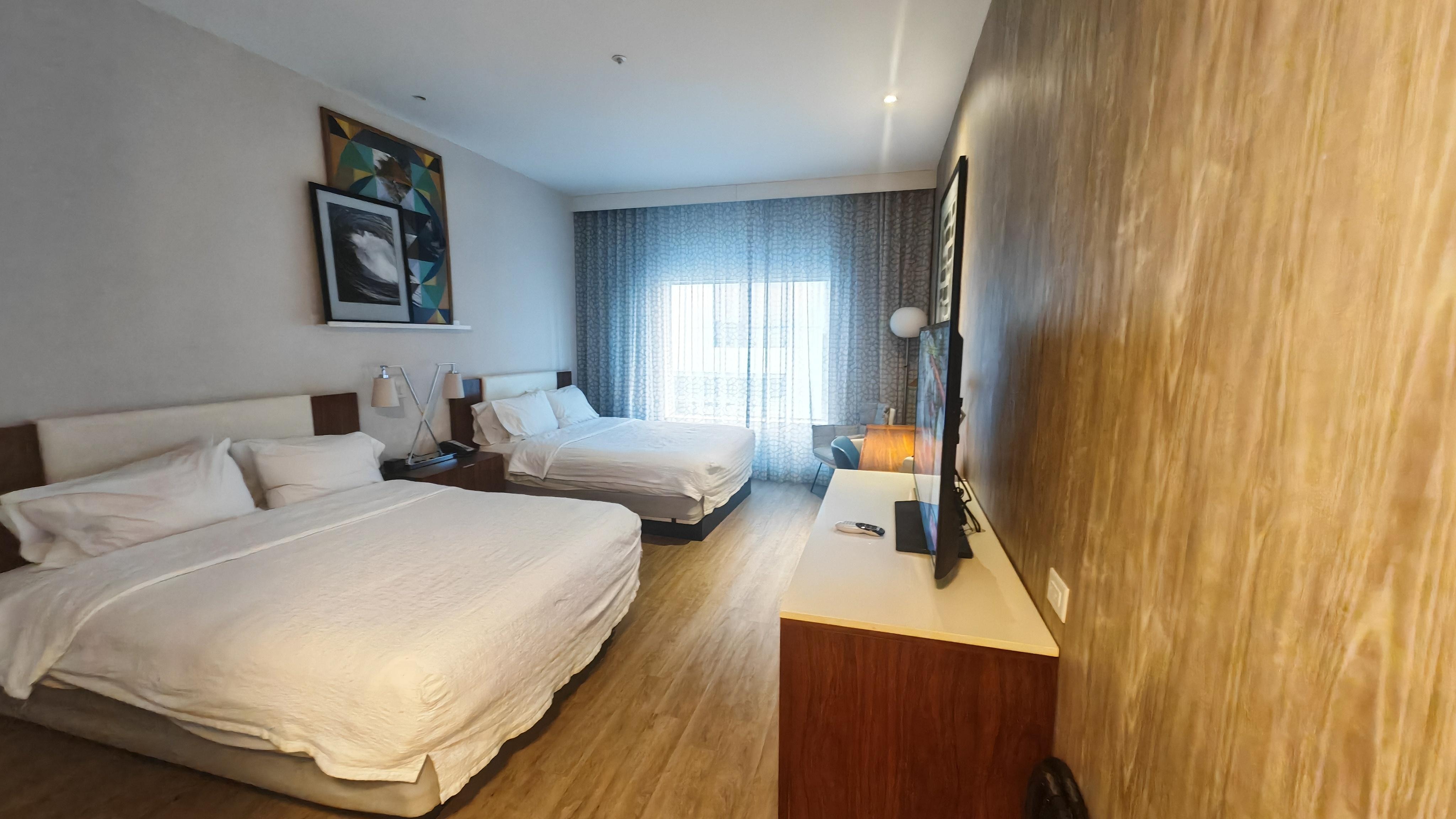 Huone, jossa pieni jääkaappi ja säädettävä ilmastointi / lämmitys.