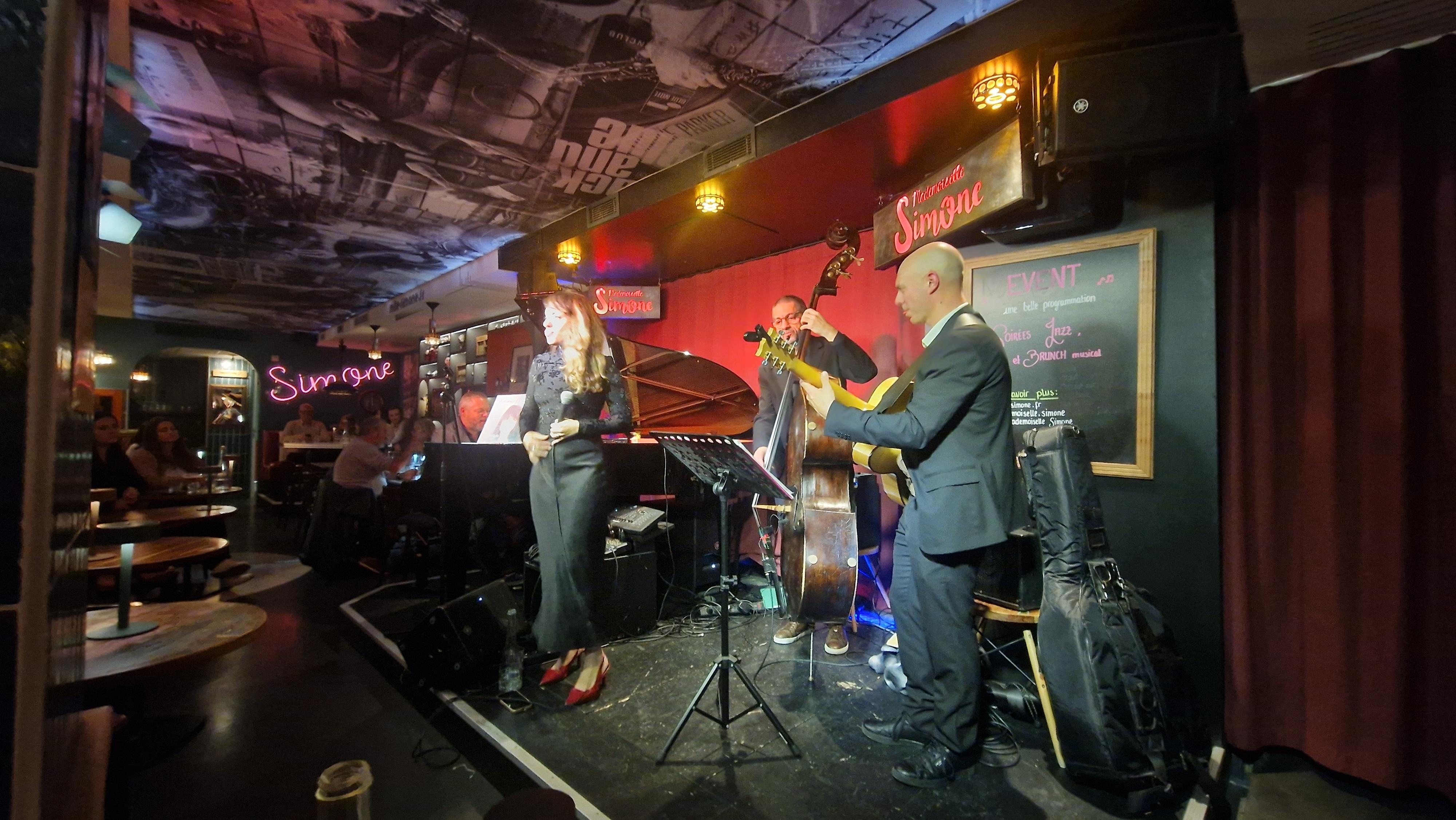 Naama playing in the Greet hotel bar 'mademoiselle Simone'