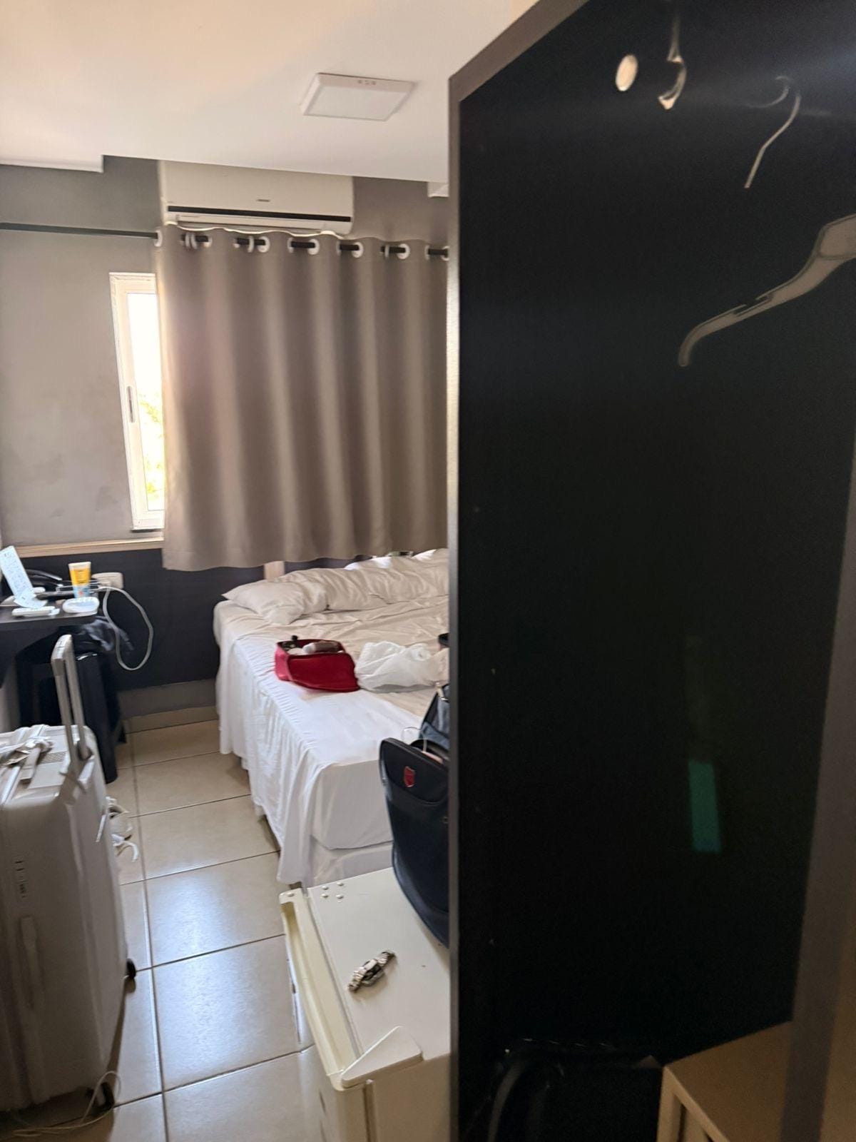 Quarto diferente das imagens do site. Minúsculo, sem condições de abrir a mala. Guardar roupas quebrado 