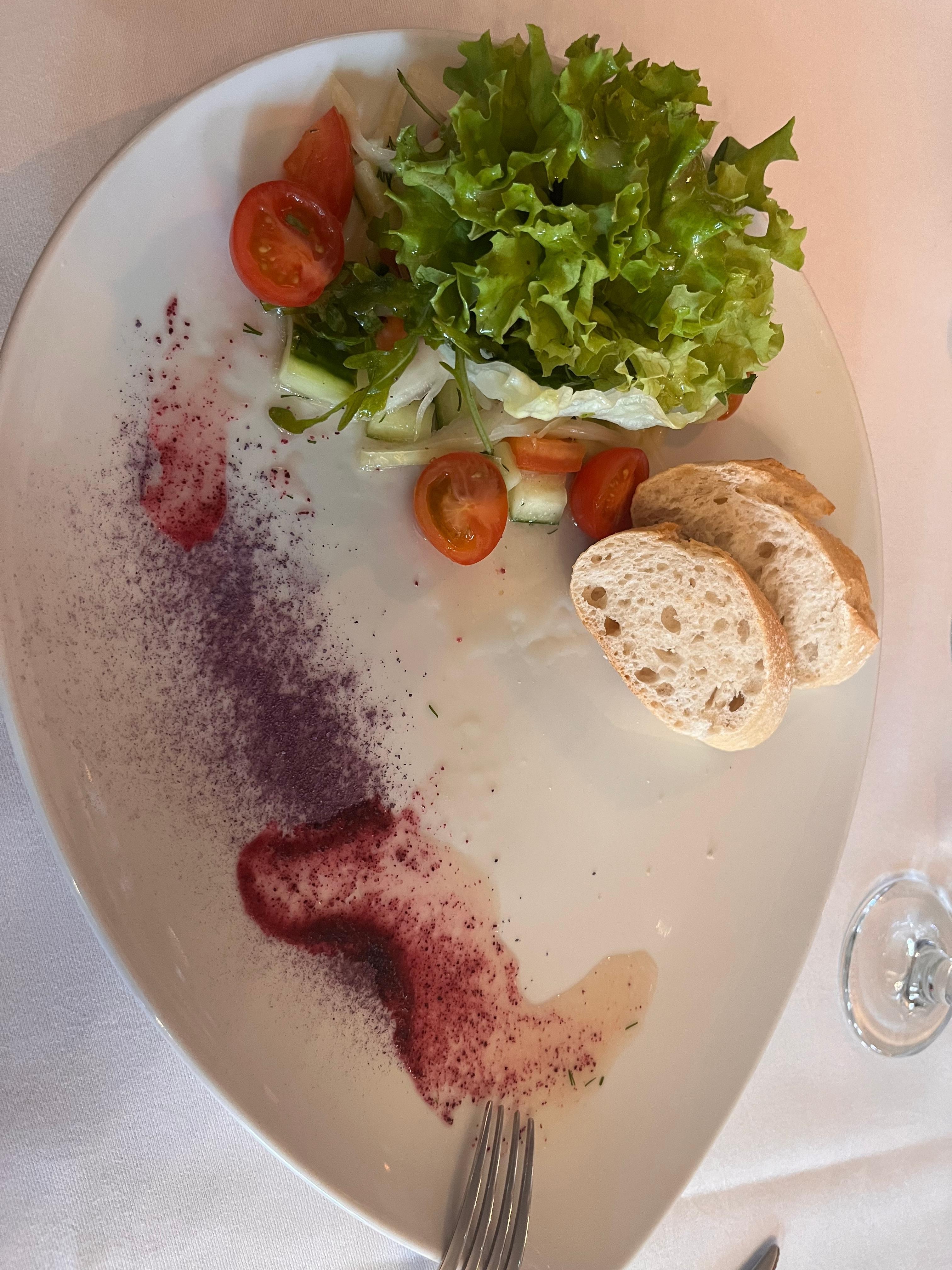 Kleiner Vorspeisensalat. Ja, das ist alles. Man hat anscheinend keine angemessene Tellergröße so das man Gefühl hat die Hälfte der Vorspeise fehlt.