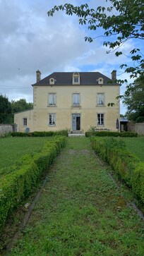 Het huis gezien vanaf de achterkant. Met grote tuin en terras.