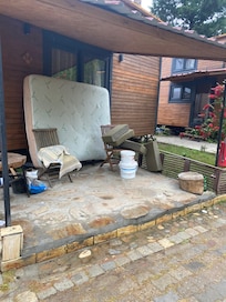 Devant un bungalow