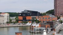 Hotel gezien vanaf de boot