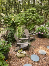 Lovely garden. There's a grill.