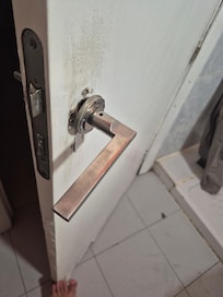 Porte de la salle de bain commune déglinguée