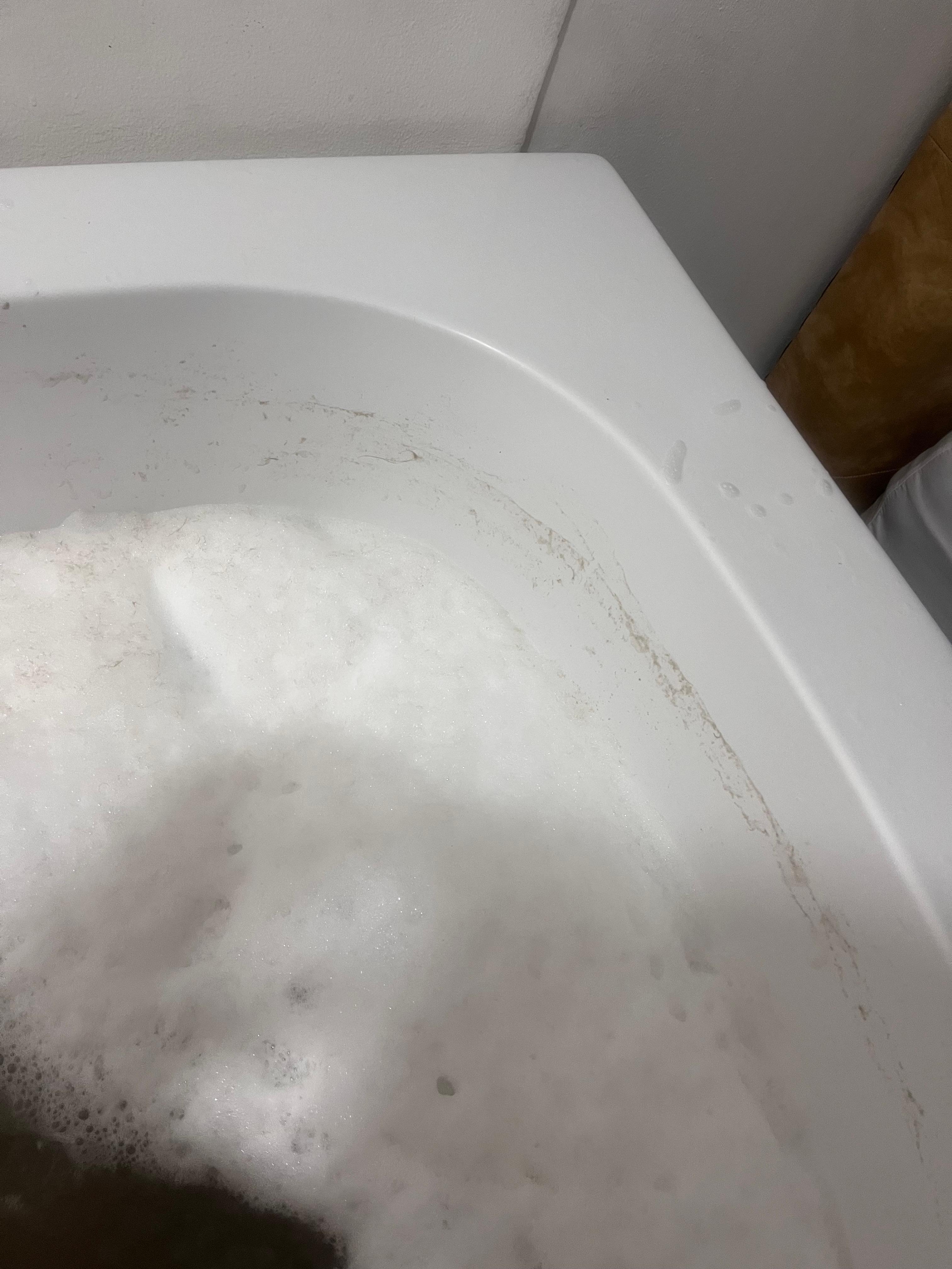 Se puso el jacuzzi y al rato empezó a sacar esta suciedad por el ducto (filtro) 