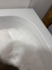 Se puso el jacuzzi y al rato empezó a sacar esta suciedad por el ducto (filtro)