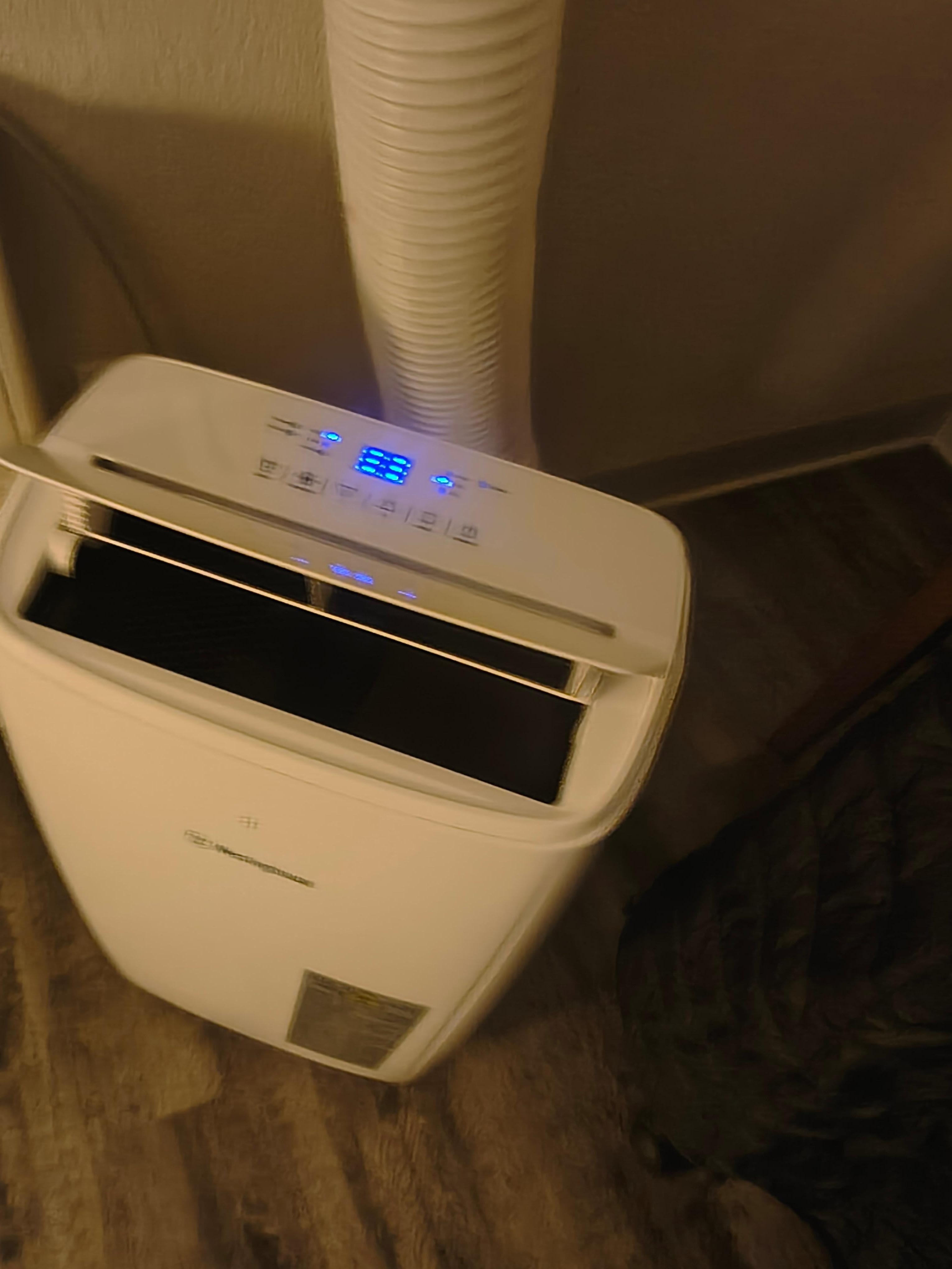 The weekend I stayed at the residence wasn't the warmest.The only air circulation came from what appeared to be a cooling unit with a good size square opening at the top which allowed  cool air too circulate, needless to say the room was a bit cool.