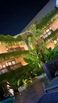 夜のプールサイドでフルーツとお菓子を食べて幸せタイム